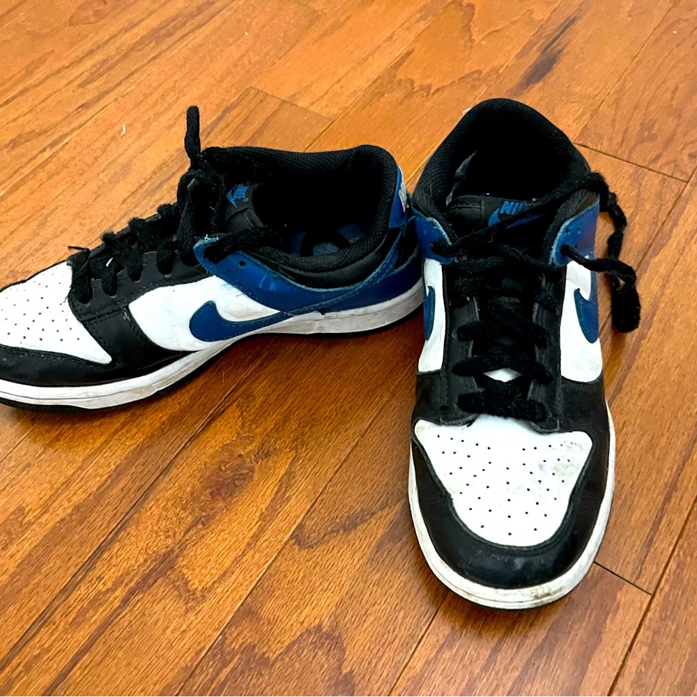 Nike Kids Black and White Sneakers with Blue Accents